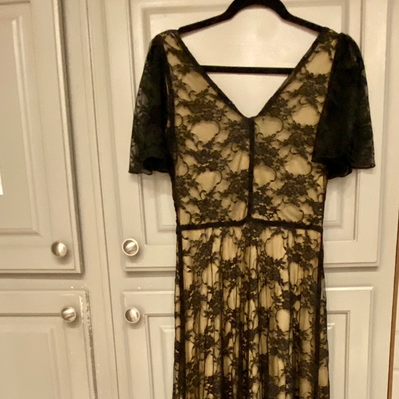 Black Lace Formal Evening Gown with Short Sleeves - Picture 9 of 11